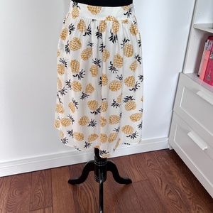 Cute Pineapple print skirt w/pockets!